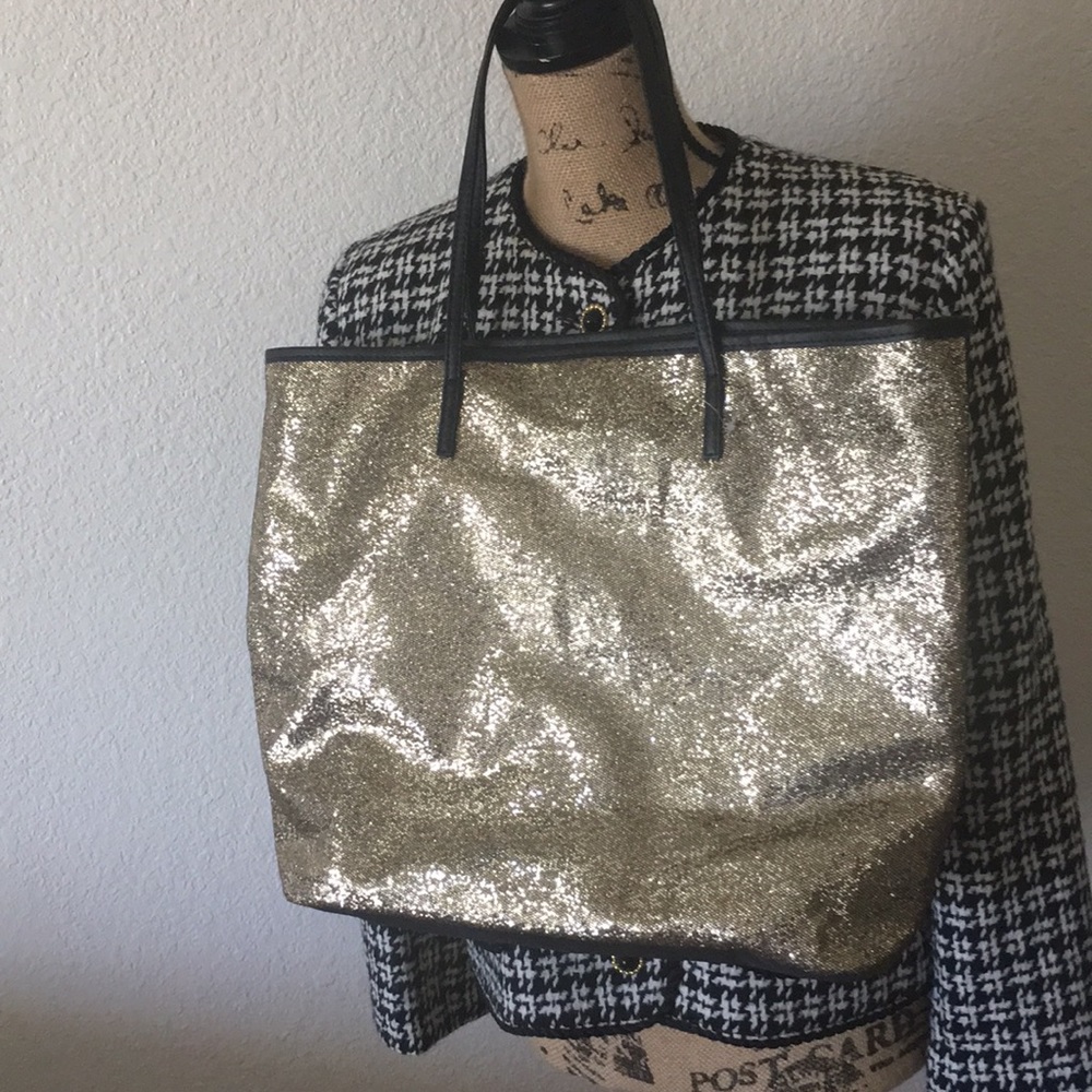 Macy’s bag. New. Nice for beach, shopping.